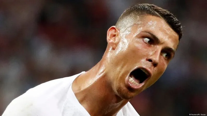 Bộ ảnh của siêu sao bóng đá meme Ronaldo khi gặp gỡ văn hóa meme