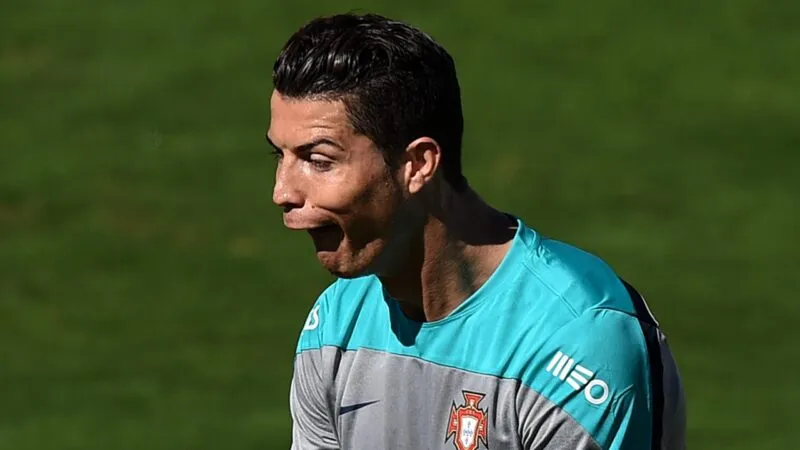 Bộ ảnh của siêu sao bóng đá meme Ronaldo khi gặp gỡ văn hóa meme