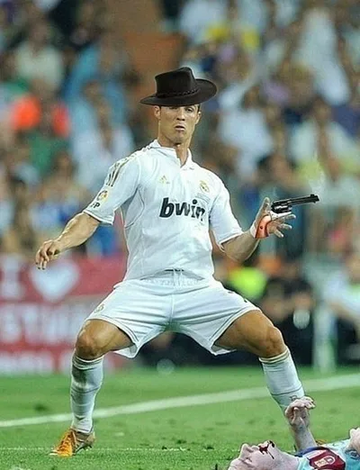 Bộ ảnh của siêu sao bóng đá meme Ronaldo khi gặp gỡ văn hóa meme