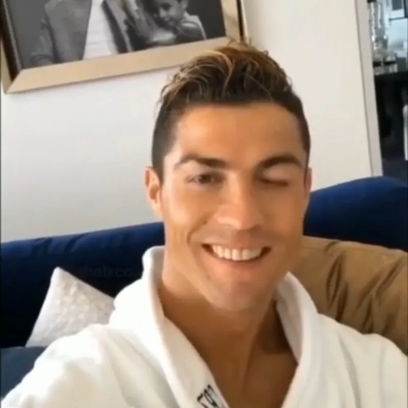 Bộ ảnh của siêu sao bóng đá meme Ronaldo khi gặp gỡ văn hóa meme