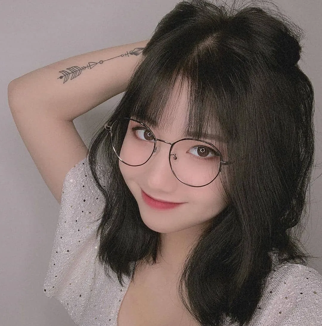 Top 99+ ảnh gái xinh tóc dài đeo kính siêu cute dễ thương